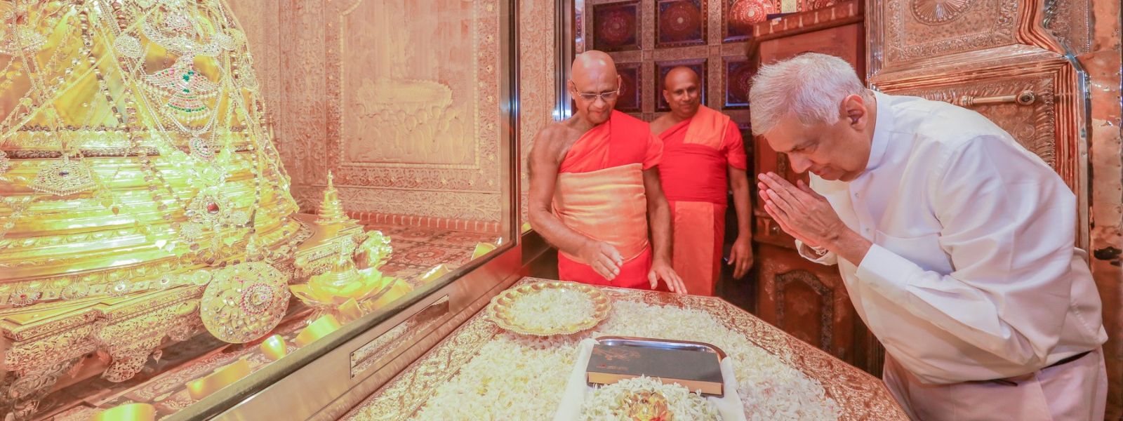 President Obtains Blessings In Kandy